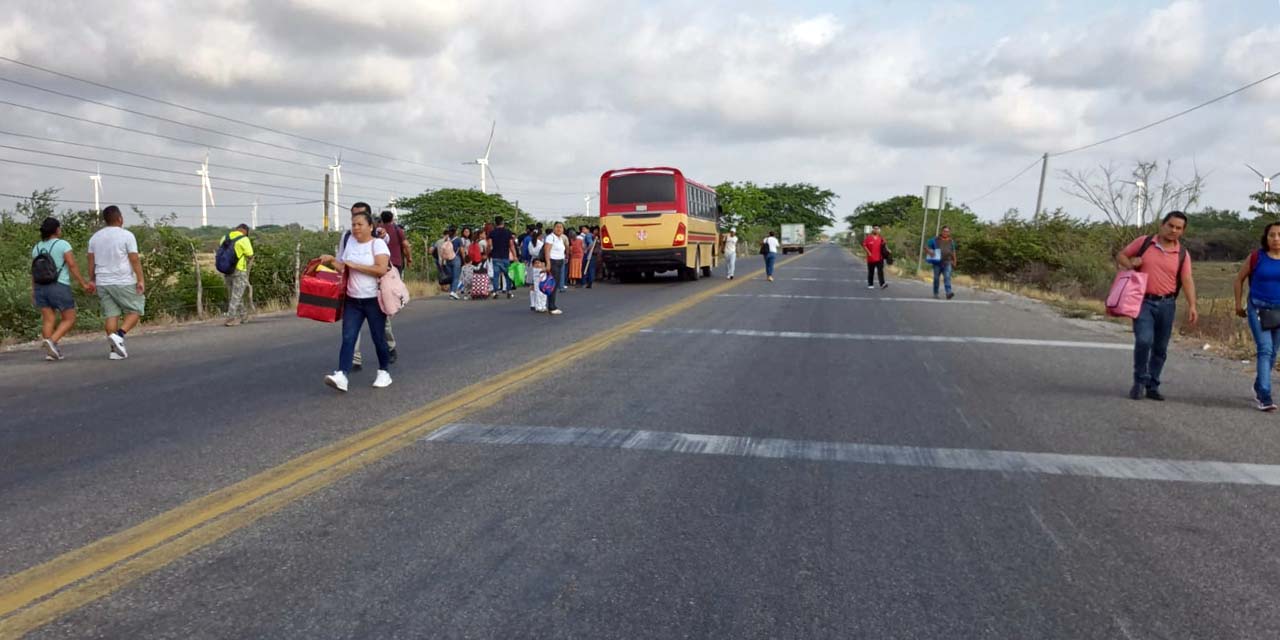 Las personas caminaron largas distancias para poder transbordar.