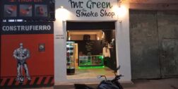 La ejecución ocurrió dentro de un local comercial denominado Smoke Shop Mr. Green.