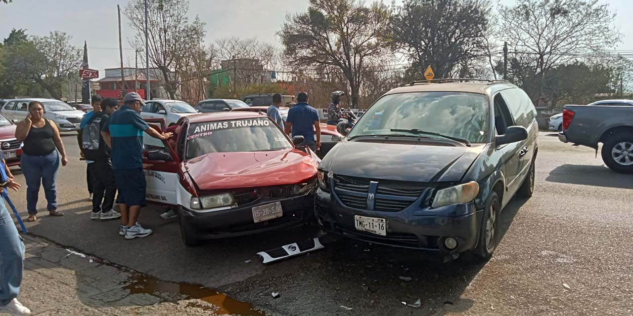 Los vehículos terminaron atravesados en tanto los pasajeros del taxi resultaron lesionados.
