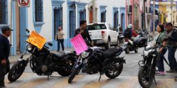 Foto: Luis Alberto Cruz // Madres y padres de familia de pacientes del Hospital de la Niñez Oaxaqueña, junto con motociclistas, protestan en los Servicios de Salud de Oaxaca.