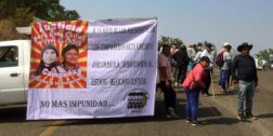 MAIZ bloqueó la carretera para exigir justicia para Bety Cariño y Jyri Jaakkola, asesinadas en la región triqui en 2010.