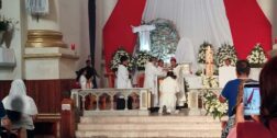 Monseñor Guadalupe Antonio Ruiz Urquín recibió ante los feligreses huautlecos al nuevo cura auxiliar José Manuel.