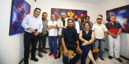 Muy contento, Roque Reyes disfrutó de la compañía de sus amigos y colegas al inaugurar su exposición “Agua y Aceite”.