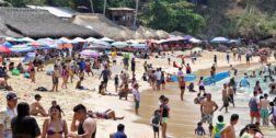 Foto: Luis Alberto Cruz // Puerto Escondido registra alta afluencia de visitantes, sin embargo, sigue siendo el destino de playa que registra menos captación de derrama turística.