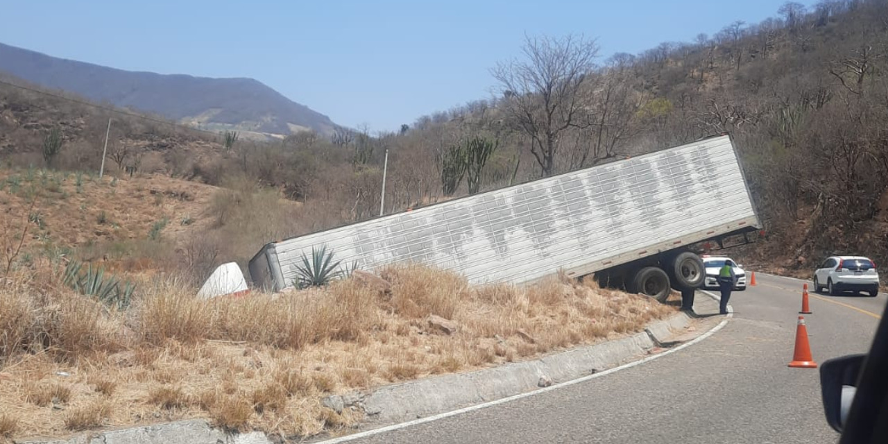 Tractocamión al borde del abismo: incidente en la carretera 190 | El Imparcial de Oaxaca