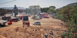 Foto: Adrián Gaytán // Transportistas siguen rellenando con arena y tierra márgenes del río Atoyac.