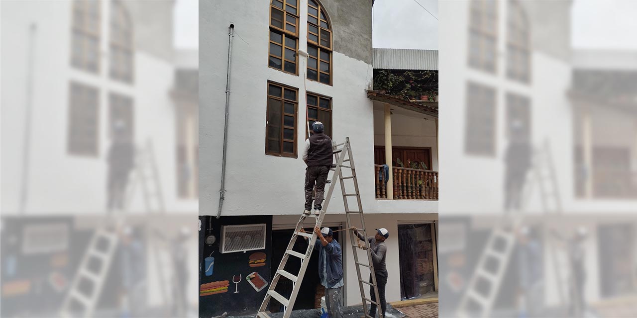 Trabajadores están pintando los edificios históricos y las casas del centro, barrios y colonias.