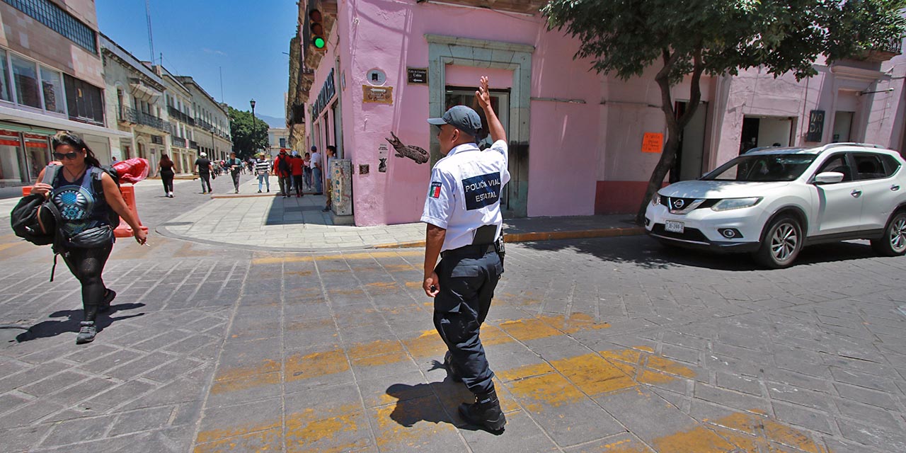Foto: Adrián Gaytán // Un elemento de la Policía Vial Estatal cumpliendo con su labor bajo los intensos rayos del sol.