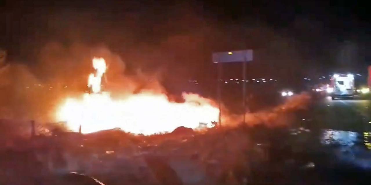 Un vehículo volcó dentro de una hondonada donde se incendió.