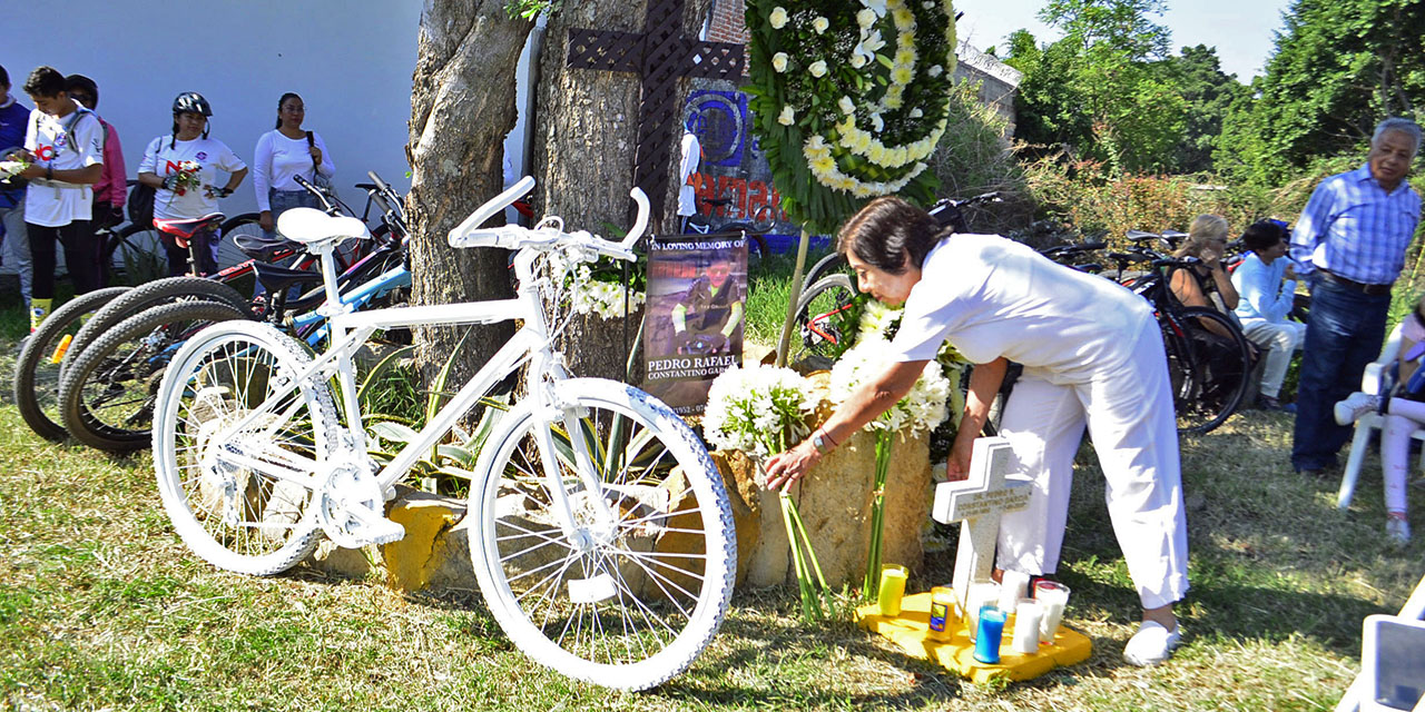 Foto: Adrián Gaytán // Una de las rodadas llevadas a cabo por la organización Gaby Bici Blanca tras la muere de Gabriela Soto, ciclista atropellada.