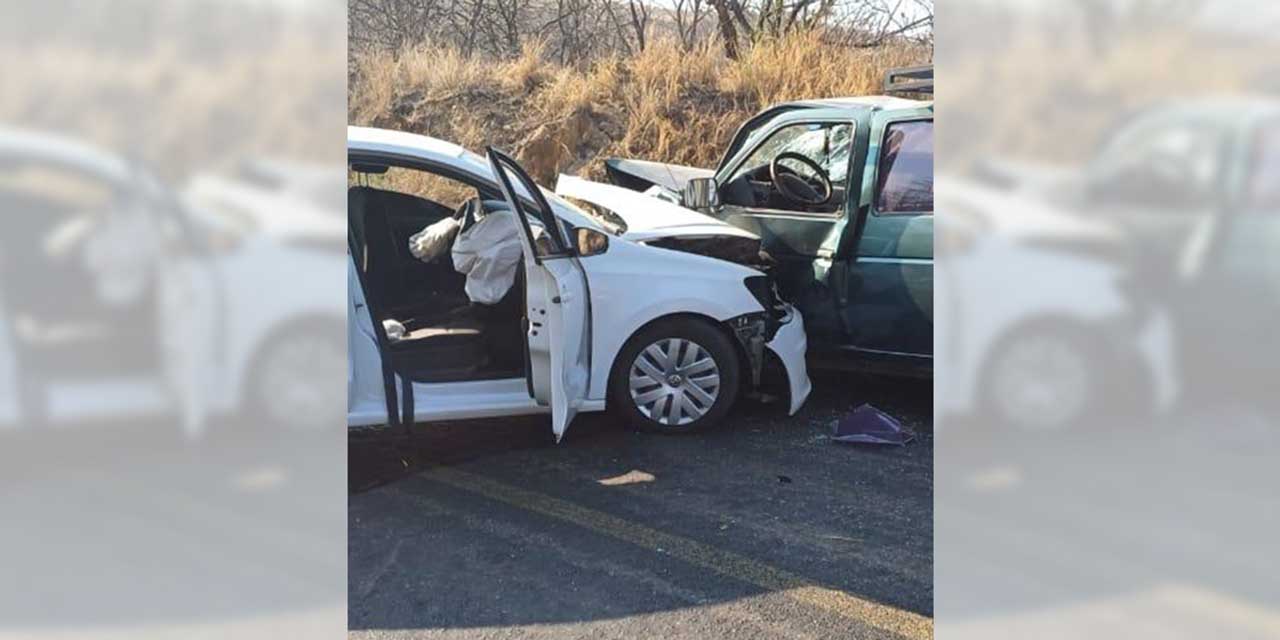 Una mujer de aproximadamente 42 años perdió la vida en un accidente automovilístico.