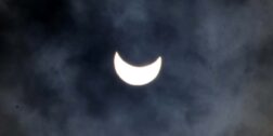 Foto: Adrián Gaytán // Las lenguas de doble filo comentaron que “el eclipse duraría tres días”, ignorándose de dónde sacaron tal comentario fantasioso.