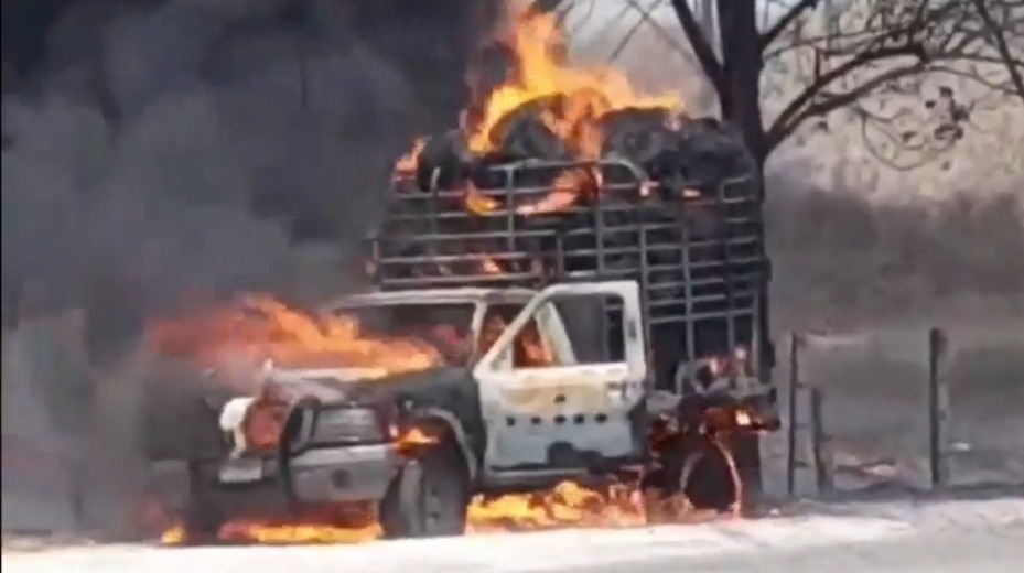 Fuego consume camioneta cargada de zacate en la Costa | El Imparcial de Oaxaca