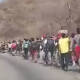 Reanuda marcha la caravana de migrantes por la Costera