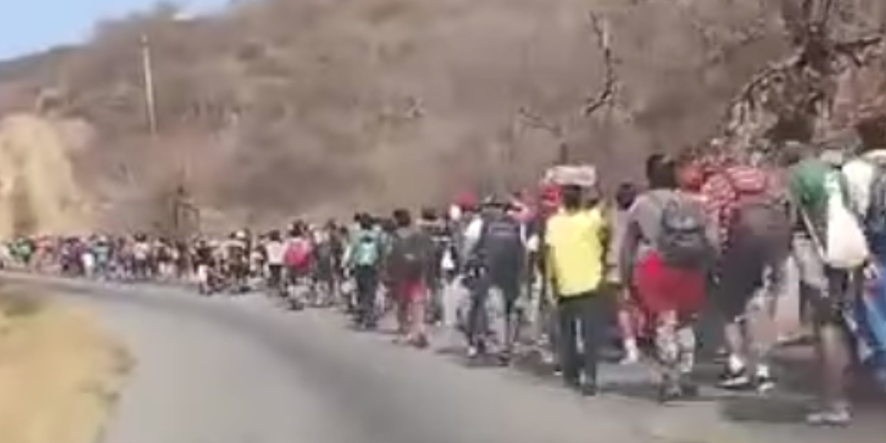 Reanuda marcha la caravana de migrantes por la Costera | El Imparcial de Oaxaca