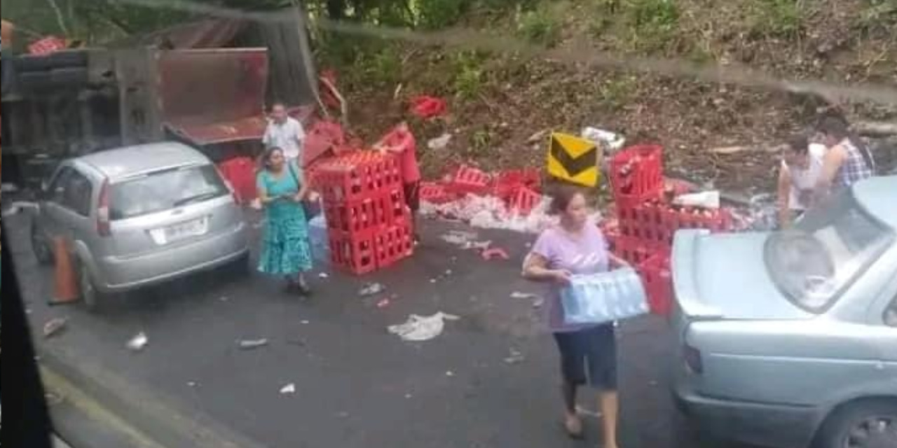 Vuelca camión de Coca-Cola y desata saqueo masivo | El Imparcial de Oaxaca