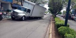 Foto: El Imparcial TV // También un camión de carga cayó a un socavón sobre la avenida Escuela Naval, en la colonia Reforma.