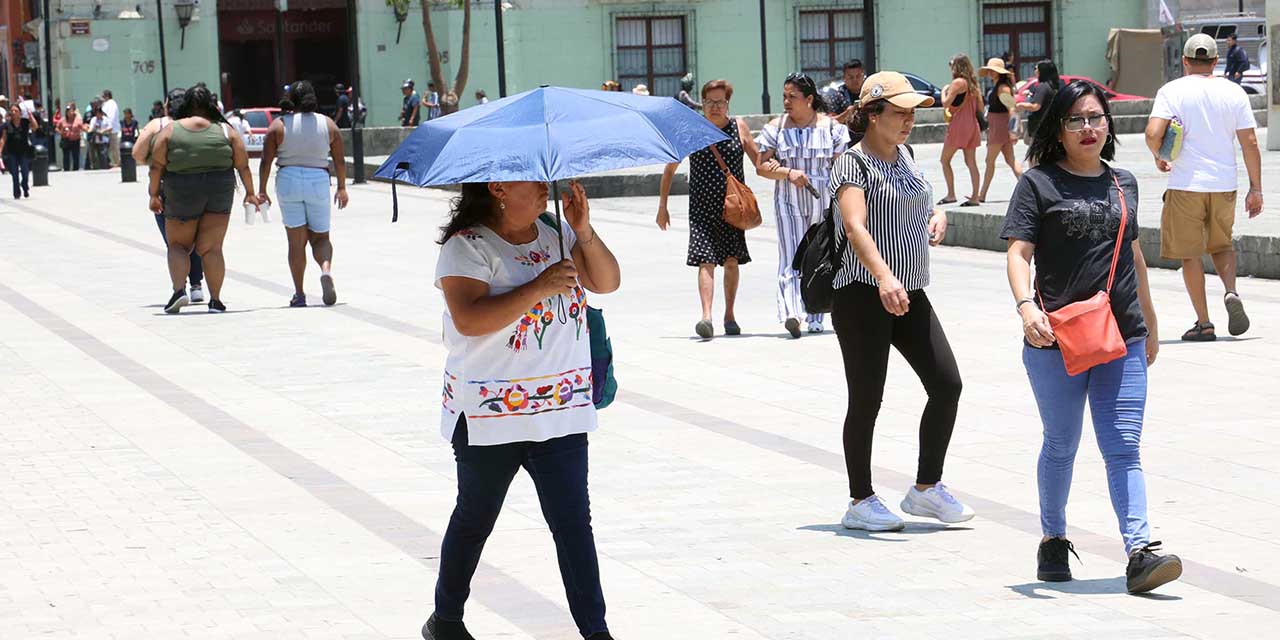 Foto: Luis Alberto Cruz // Ante las altas temperaturas por la segunda ola de calor, aumentan los casos de golpe de calor y deshidratación en Oaxaca.