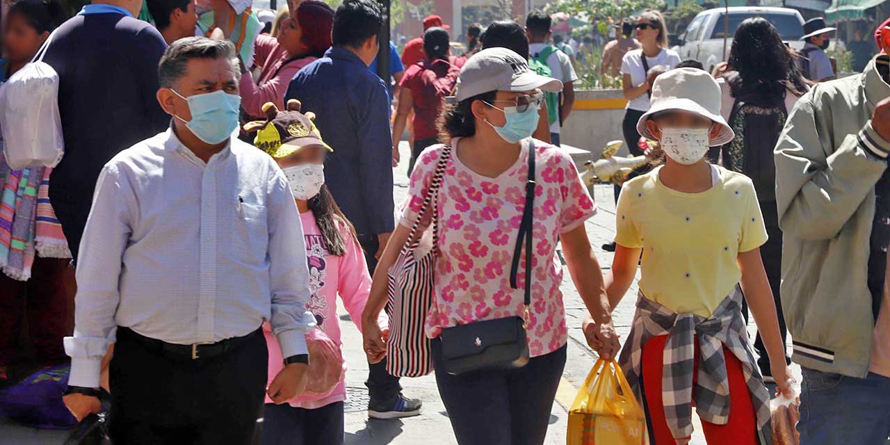 Foto: Luis Alberto Cruz // Ante la resistencia a las medidas de prevención como el uso de cubrebocas y vacunación, Oaxaca registró grandes picos de mortandad en la tercera ola de Covid-19, en 2021.