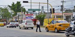 Foto: Adrián Gaytán // Agente de tránsito dirige el tráfico; sobre su cabeza, los semáforos descompuestos.