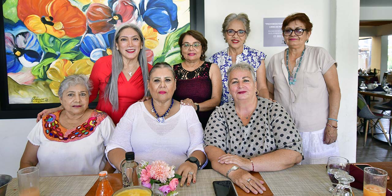 Fotos: Rubén Morales // Ahida Gómez Piñón, Roselia Marín, Luz Cabrera, Isabel Carrasco, Tere Sales y Cristina Herrera felicitaron a la cumpleañera.