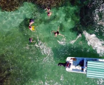 La playa Estacahuite se ubica en el municipio de San Pedro Pochutla; aquí podrás nadar, ver peces de colores, pasear en lancha y relajarte hasta que la tensión se vaya de tu cuerpo.