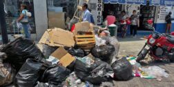 Foto: cortesía // Por la mañana de este viernes aún permanecían varias bolsas de basura en las calles del centro.