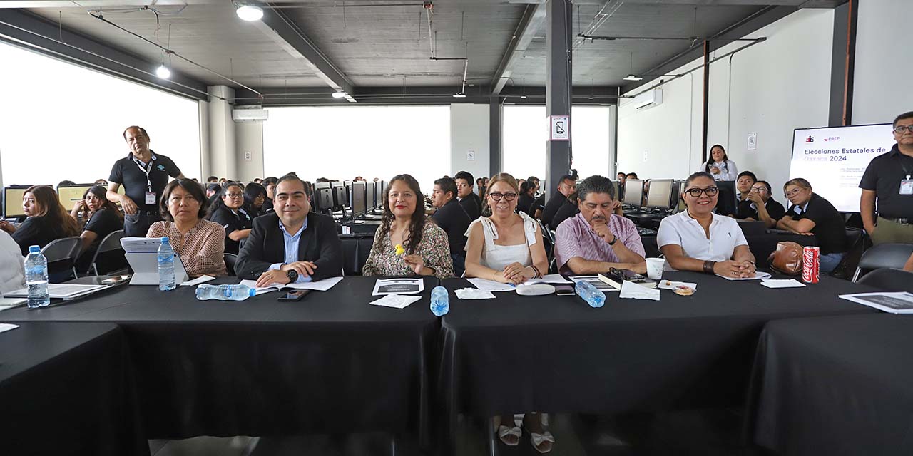 Foto: cortesía // Consejeras y consejeros del IEEPCO durante el primer simulacro oficial del Programa de Resultados Electorales Preliminares (PREP) Oaxaca 2024.