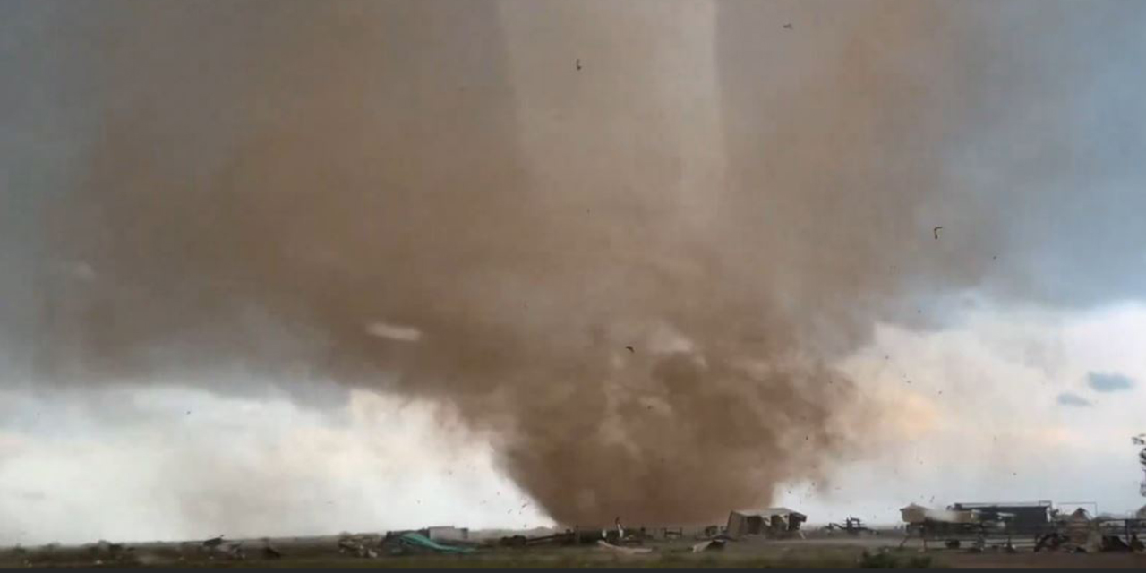 VIDEO: Cazador de tormentas rescata a familia atrapada en poderoso tornado en Texas | El Imparcial de Oaxaca