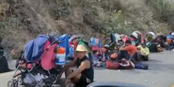 Foto: tomado de video // Caravana de migrantes sobre la carretera federal 190, en el tramo entre Miahuatlán y Ejutla, a la altura de Guixé.