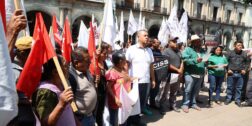 Foto: Luis Alberto Cruz // Con banderines como estandarte, “organizaciones sociales” amenazan con mantenerse en el zócalo.