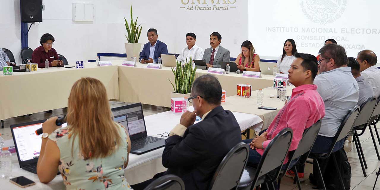 Foto: Luis Alberto Cruz // El Consejo local del INE sesiona en sede alterna ante la toma de las oficinas del Instituto por maestros de la Sección 22.