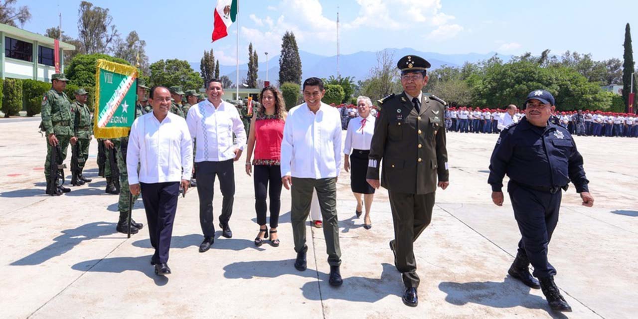 Foto: cortesía // El Gobernador Salomón Jara Cruz acude a la Octava Región Militar.