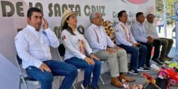 Foto: Carlos A. Hernández // El titular de Sinfra, Netzahualcóyotl Salvatierra, con integrantes de la CMIC, en el Día de la Santa Cruz.
