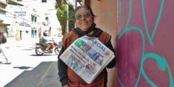 Foto: Lisbeth Mejía Reyes // Emma Peralta, desde hace 26 años se dedica a la venta de periódicos en el exMarquesado.