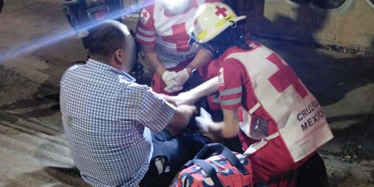 El ciudadano quedó tendido en la orilla de la carretera, fue auxiliado por la Cruz Roja.
