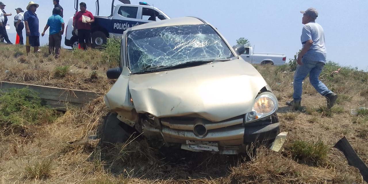 El conductor quedó lesionado en el interior de la unidad.