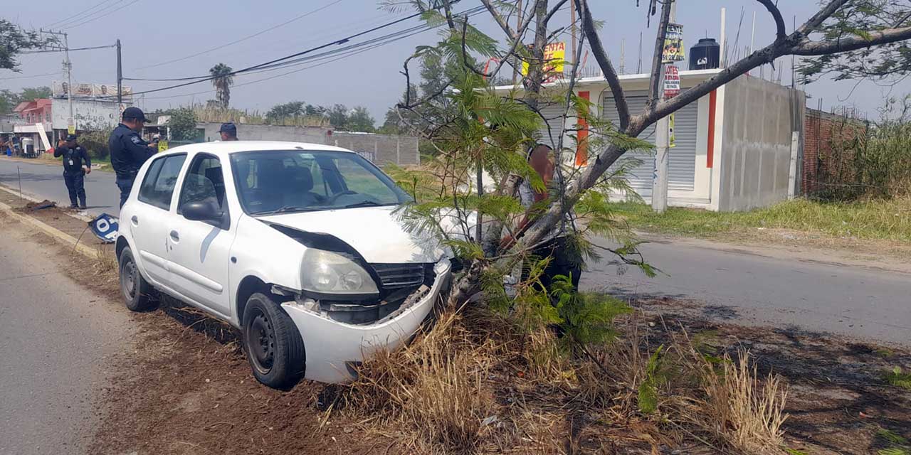 El conductor resultó herido en la colisión.