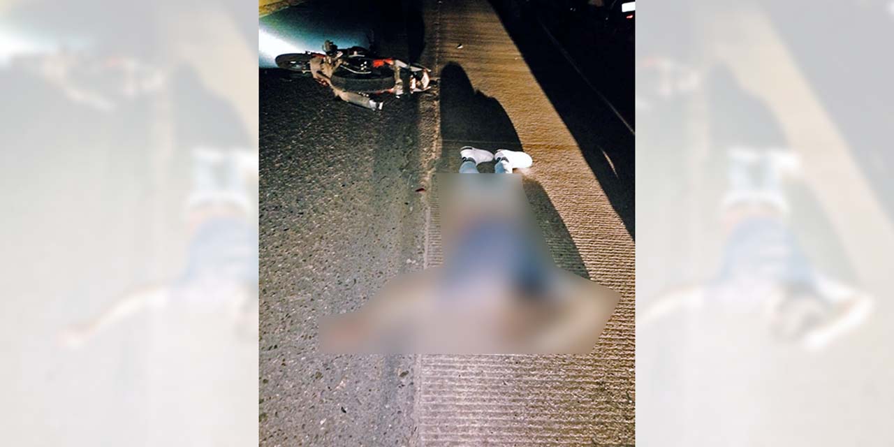 El hombre terminó tirado en el asfalto tras chocar contra un taxi.