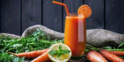 El jugo de zanahoria es considerado un retinol natural debido a su alto contenido de betacaroteno.