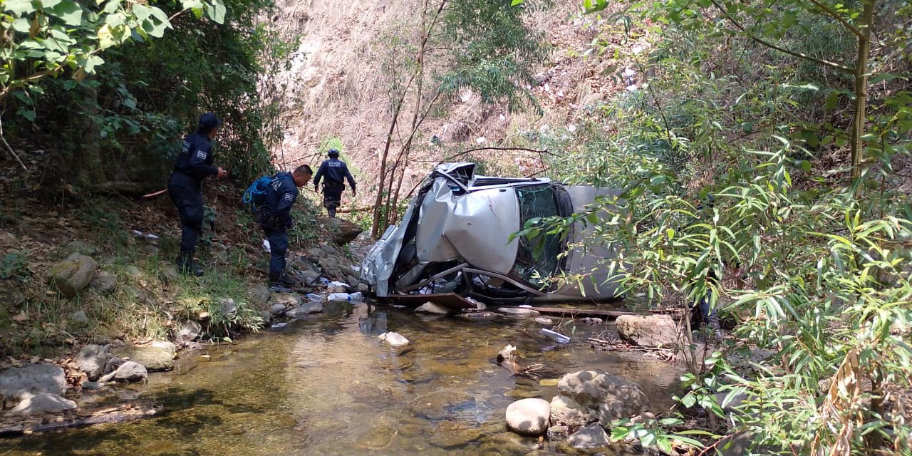 El vehículo fue encontrado en el fonde de una barranca de unos 150 metros.