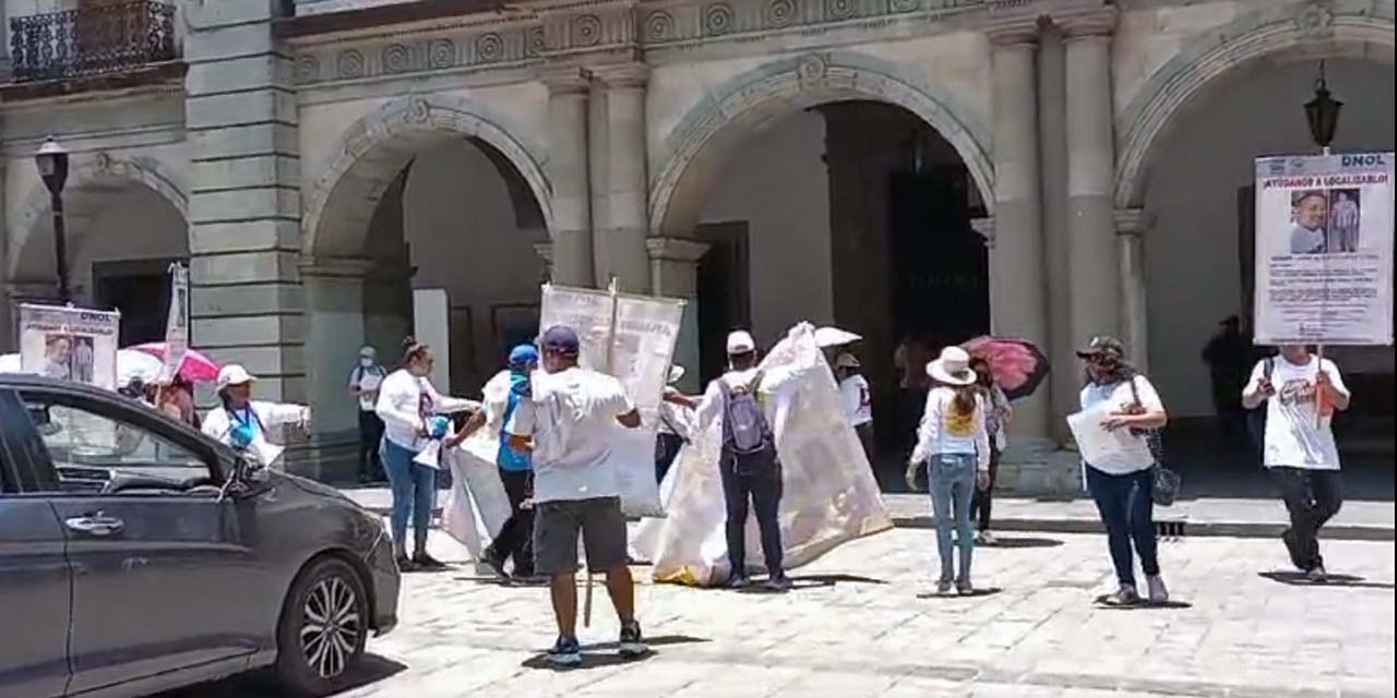 Foto: El Imparcial TV // Familiares de personas desaparecidas marchan en Oaxaca.