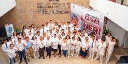 Foto: Adrián Gaytán // Francisco Martínez Neri, candidato de Morena, con estudiantes del Instituto Mexicano de Ciencias Médicas (IMEDI) Campus Oaxaca.