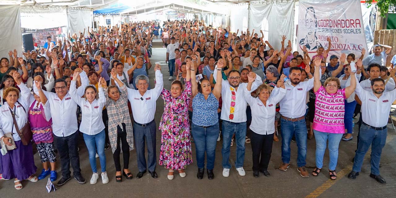 Foto: cortesía // Francisco Martínez Neri en encuentro con más de mil mujeres comerciantes del Mercado de Abasto.