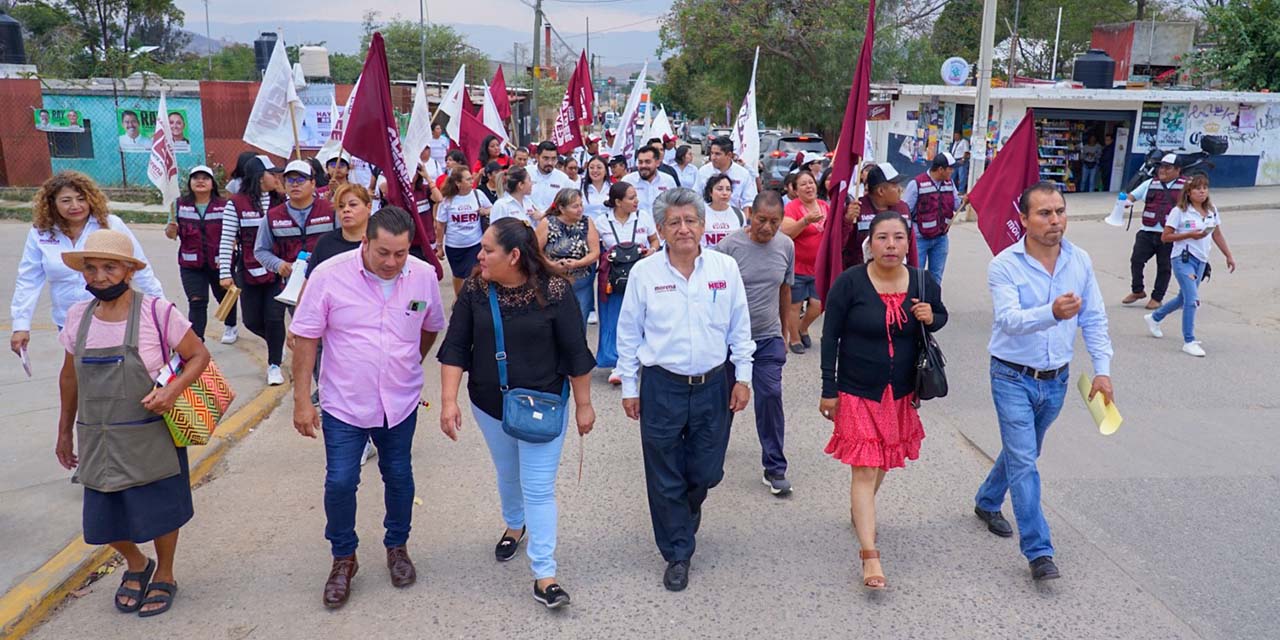 Foto: cortesía // Francisco Martínez Neri recibe el respaldo de habitantes de Pueblo Nuevo.