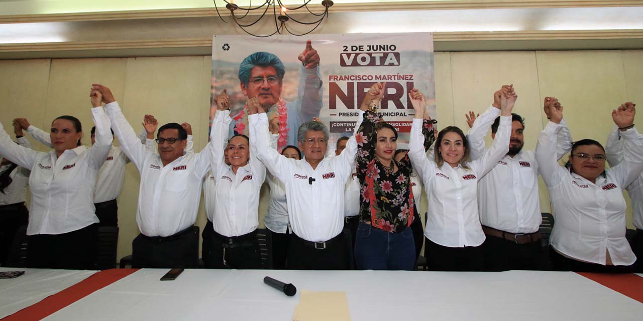 Foto: Adrián Gaytán // Francisco Martínez Neri con su esposa, Bernarda González Rivas e integrantes de su planilla, al arrancar su campaña en la capital.