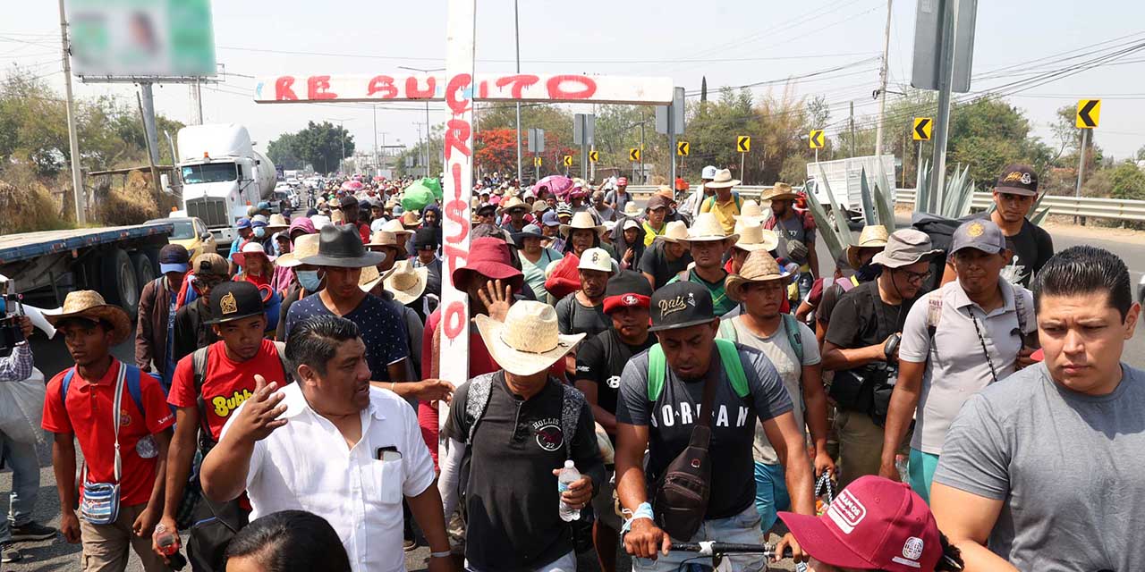 Foto: Luis Alberto Cruz // Funcionarios del Gobierno del Estado intentaron convencer a los migrantes a tomar otra ruta para el Valle de Eteco.