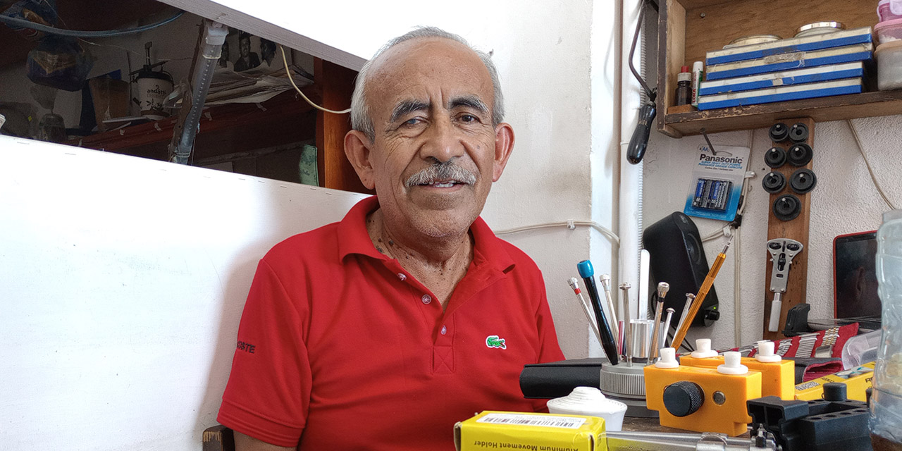 La relojería revive; con 68 años Fernando Valdez es su aliado