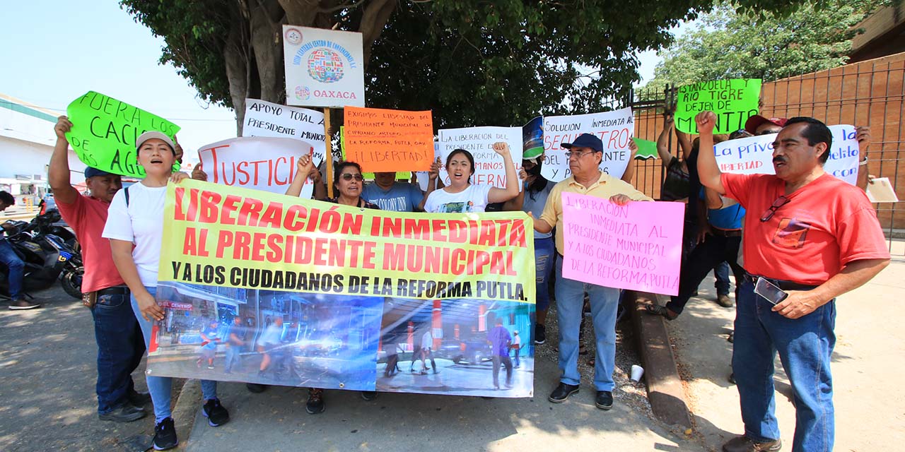 Foto: Adrián Gaytán // Habitantes de La Reforma, Putla exigen la libertad de su presidente municipal, Cipriano Arturo Guzmán.