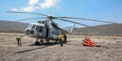 Foto: cortesía // Un helicóptero de la Marina llegó a Tepelmeme para sofocar el incendio forestal que ha arrasado con más de 20 hectáreas.